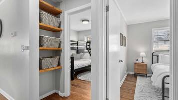 4 habitaciones, tabla de planchar con plancha, cuna de viaje y wifi