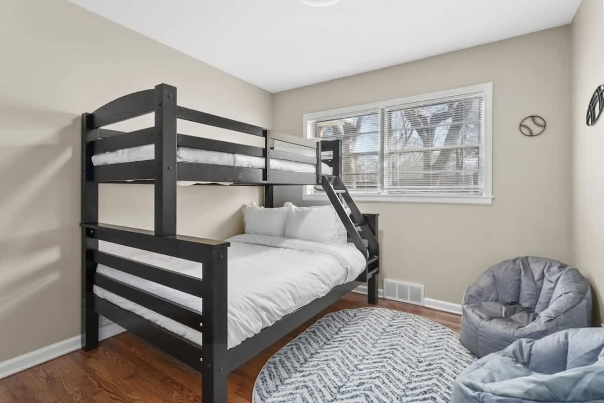 4 makuuhuonetta, silitysrauta/-lauta, vauvan matkasänky, Wi-Fi