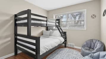 4 makuuhuonetta, silitysrauta/-lauta, vauvan matkasänky, Wi-Fi