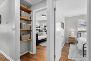 4 slaapkamers, een strijkplank/strijkijzer, reisbedje, wifi