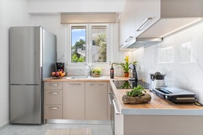 Een koelkast, een oven, een kookplaat, een koffiezetapparaat/waterkoker