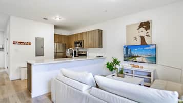 Casa de ciudad familiar, 3 habitaciones, patio | Área de sala de estar | Televisión de pantalla plana de 60 pulgadas con canales por cable