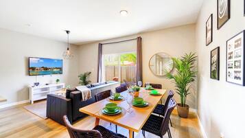 Family Townhome, 3 Bedrooms, Patio | Dining room