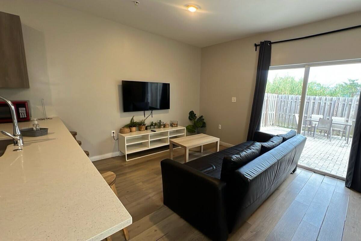 Maison en rangée familiale, 3 chambres, patio | Aire de séjour | Téléviseur à écran plat de 60 po avec télévision par câble