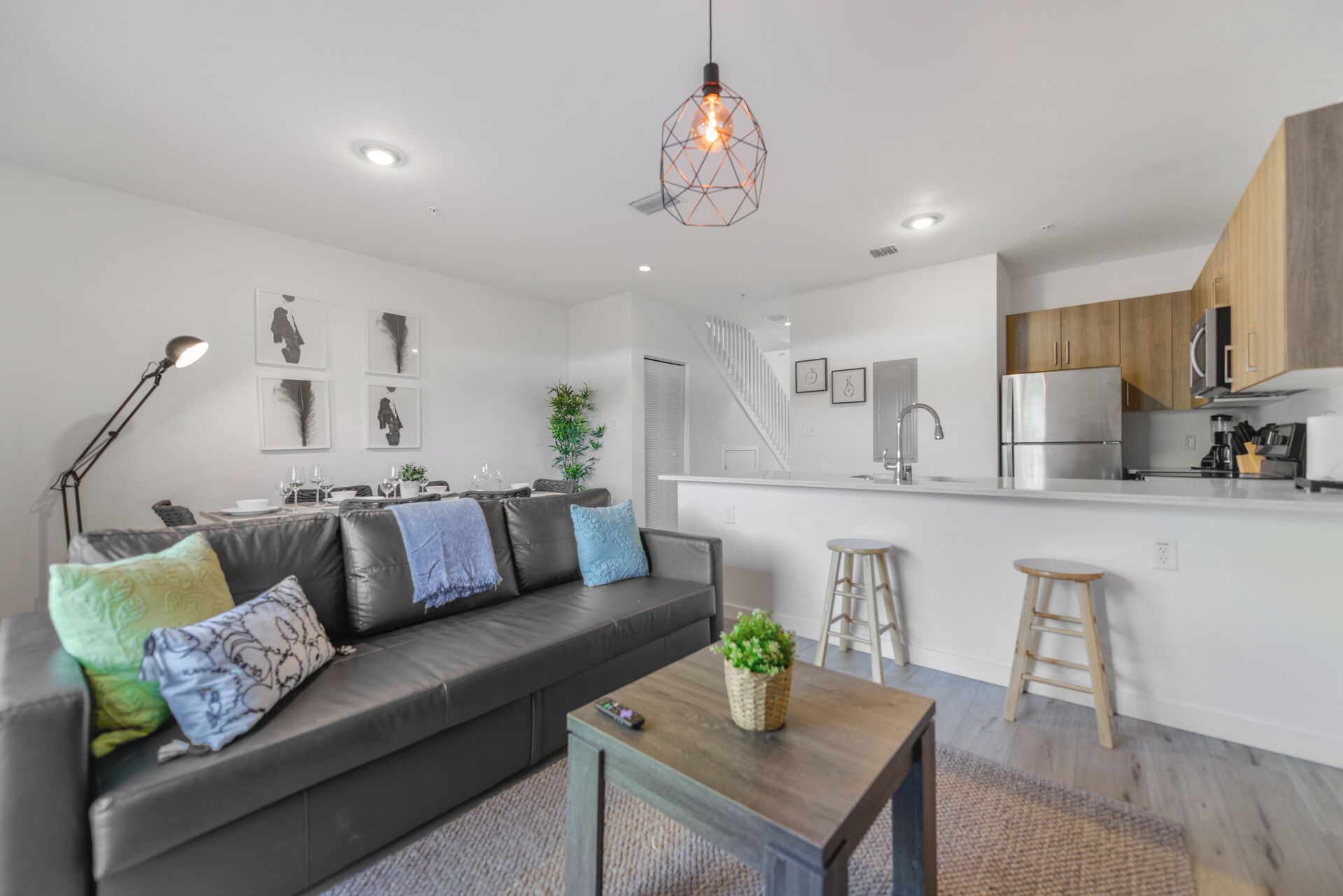 패밀리 타운홈, 침실 3개, 파티오 | 거실 공간 | 케이블 채널 시청이 가능한 60인치 평면 TV