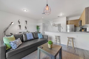 ทาวน์โฮมสำหรับครอบครัว, 3 ห้องนอน, ลานระเบียง | บริเวณนั่งเล่น | ทีวีจอแบน 60 นิ้ว พร้อมช่องเคเบิล