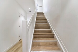 Casa de ciudad familiar, 3 habitaciones, patio | Área de sala de estar | Televisión de pantalla plana de 60 pulgadas con canales por cable