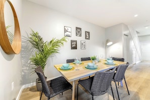 Family Townhome, 3 Bedrooms, Patio | In-room dining
