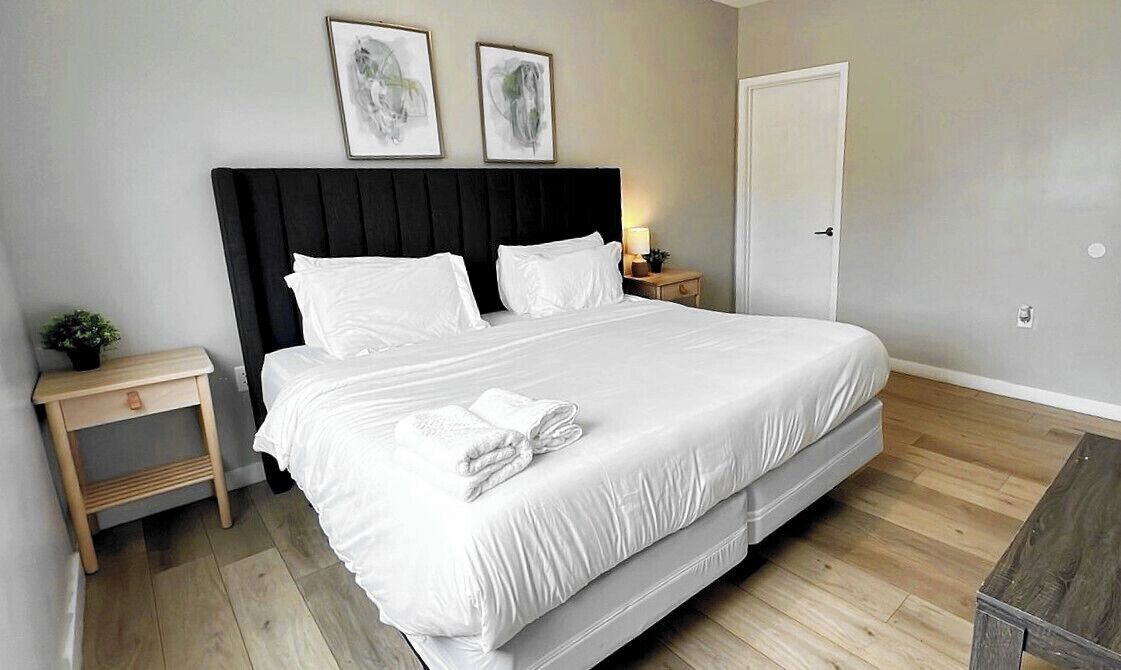 أغطية فراش متميزة وستائر تعتيم ومكواة/لوح كي وواي فاي مجانًا