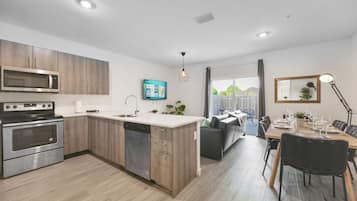 Family Townhome, 3 Bedrooms, Patio | Private kitchen | Fridge, microwave, oven, stovetop