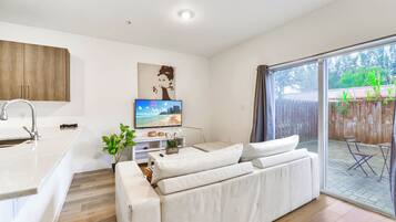 Townhouse – familie, 3 soverom, terrasse | Oppholdsområde | En 60-tommers Flatskjerm-TV med kabel-kanaler