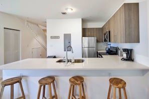 Family Townhome, 3 Bedrooms, Patio | Private kitchen | Fridge, microwave, oven, stovetop
