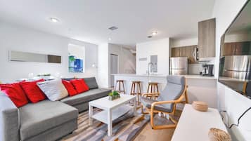 Casa de ciudad familiar, 3 habitaciones, patio | Área de sala de estar | Televisión de pantalla plana de 60 pulgadas con canales por cable