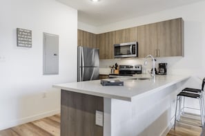 Family Townhome, 3 Bedrooms, Patio | Private kitchen | Fridge, microwave, oven, stovetop