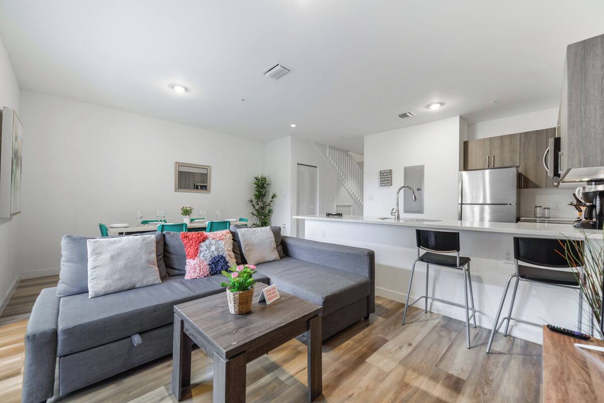 Maison en rangée familiale, 3 chambres, patio | Aire de séjour | Téléviseur à écran plat de 60 po avec télévision par câble