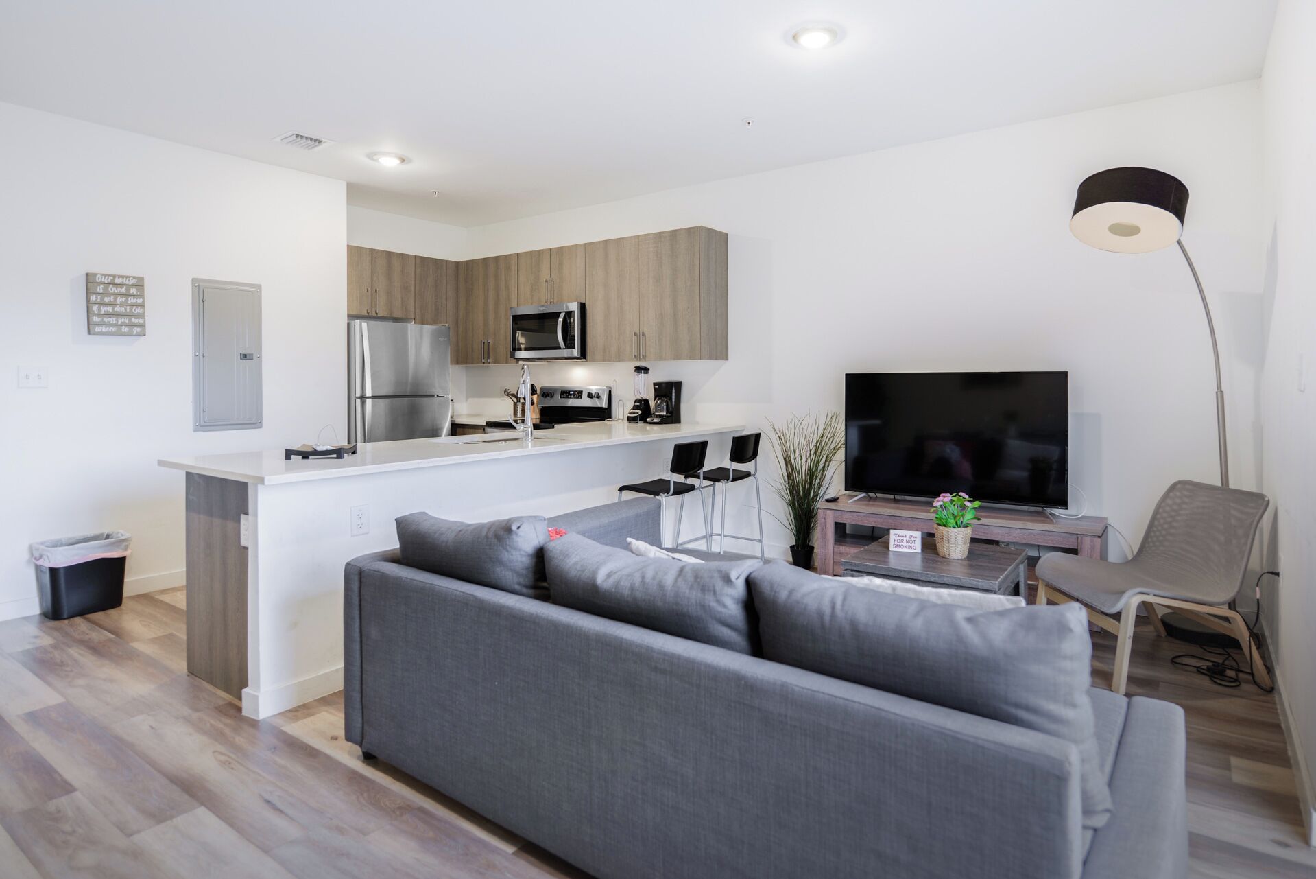 Un apartamento moderno con cocina, comedor y sala de estar.