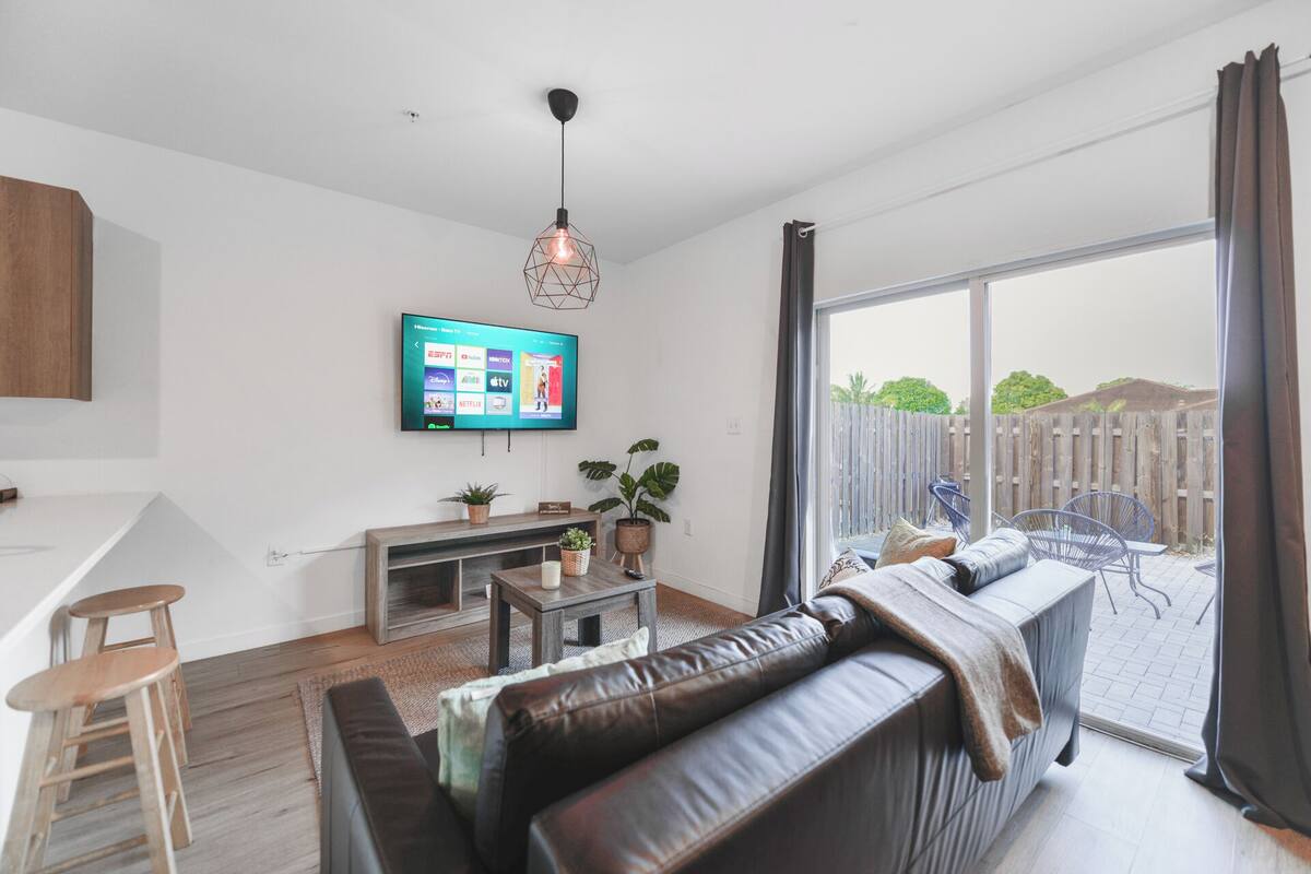 Maison en rangée familiale, 3 chambres, patio | Aire de séjour | Téléviseur à écran plat de 60 po avec télévision par câble