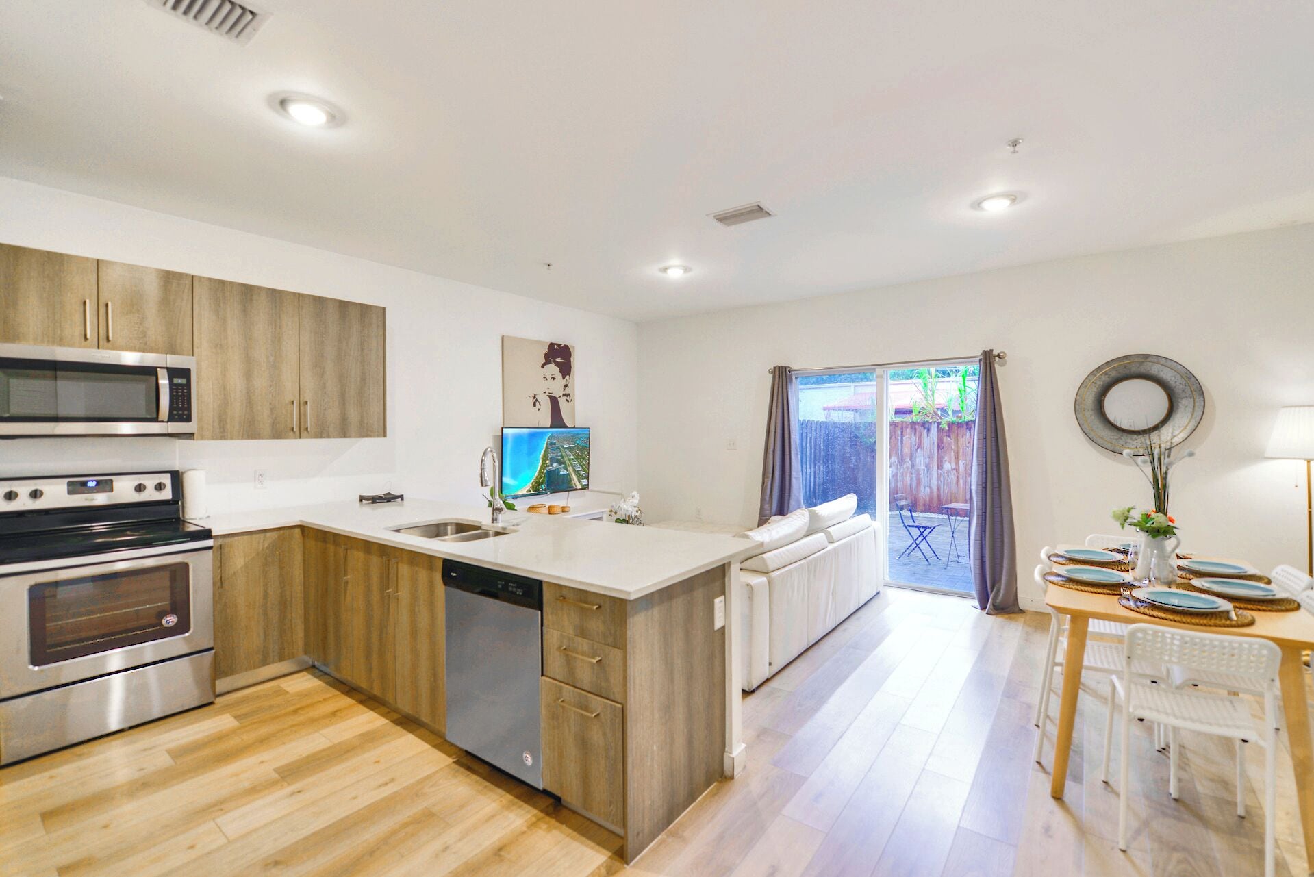 Family Townhome, 3 Bedrooms, Patio | Private kitchen | Fridge, microwave, oven, stovetop