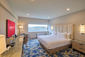 Tallelokero huoneessa, pimennysverhot, silitysrauta/-lauta