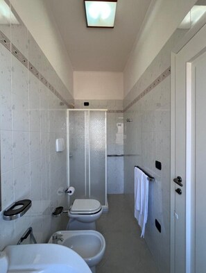 Standard Double or Twin Room | Bathroom