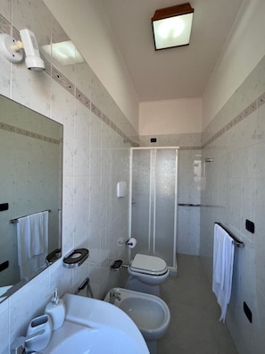 Chambre Standard Double ou avec lits jumeaux | Salle de bain | Douche, sĂšche-cheveux, serviettes fournies, savon