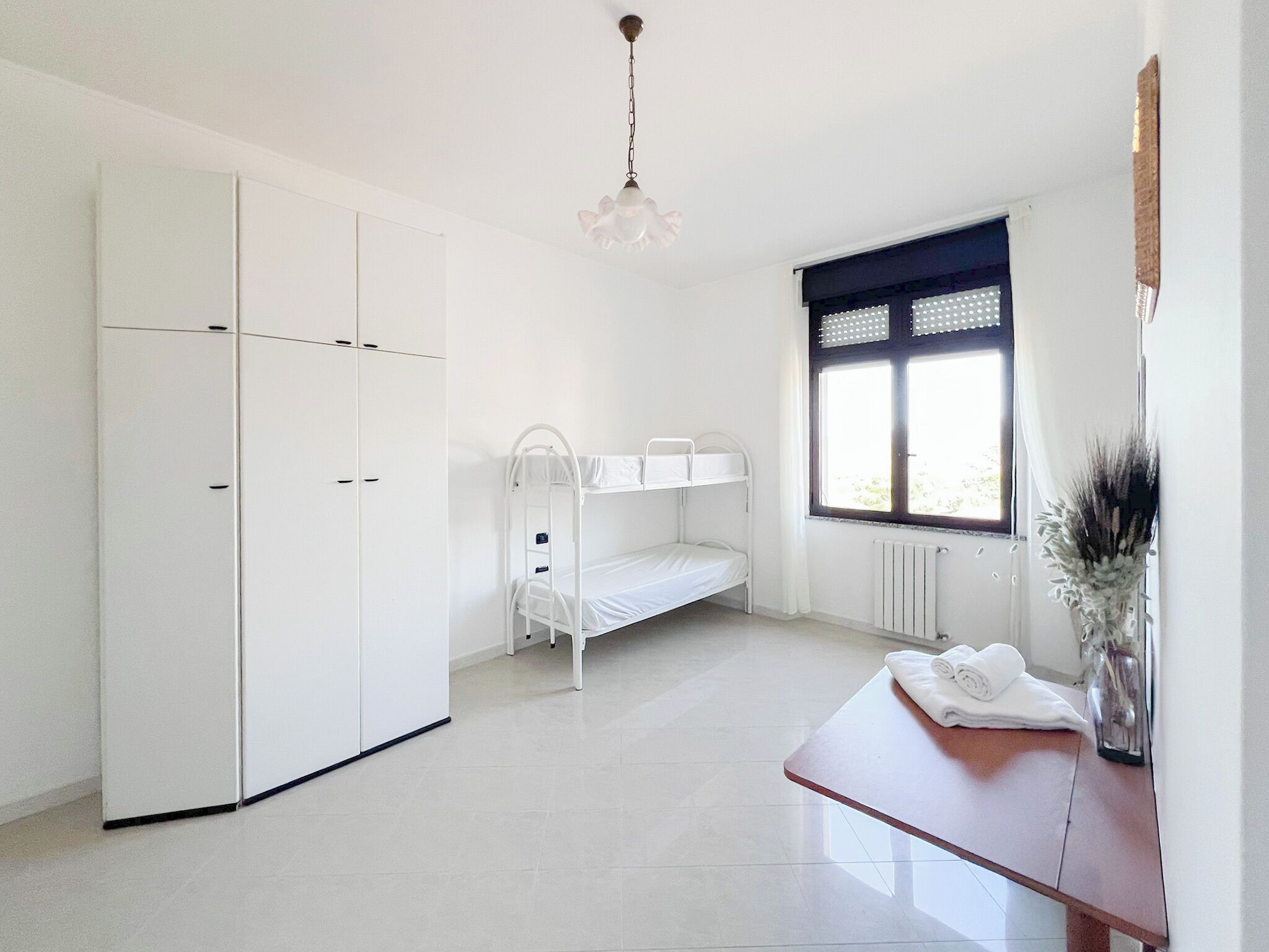 Firemannsrom – standard | Memory foam-senger, skrivebord og skrivebord for bærbar PC