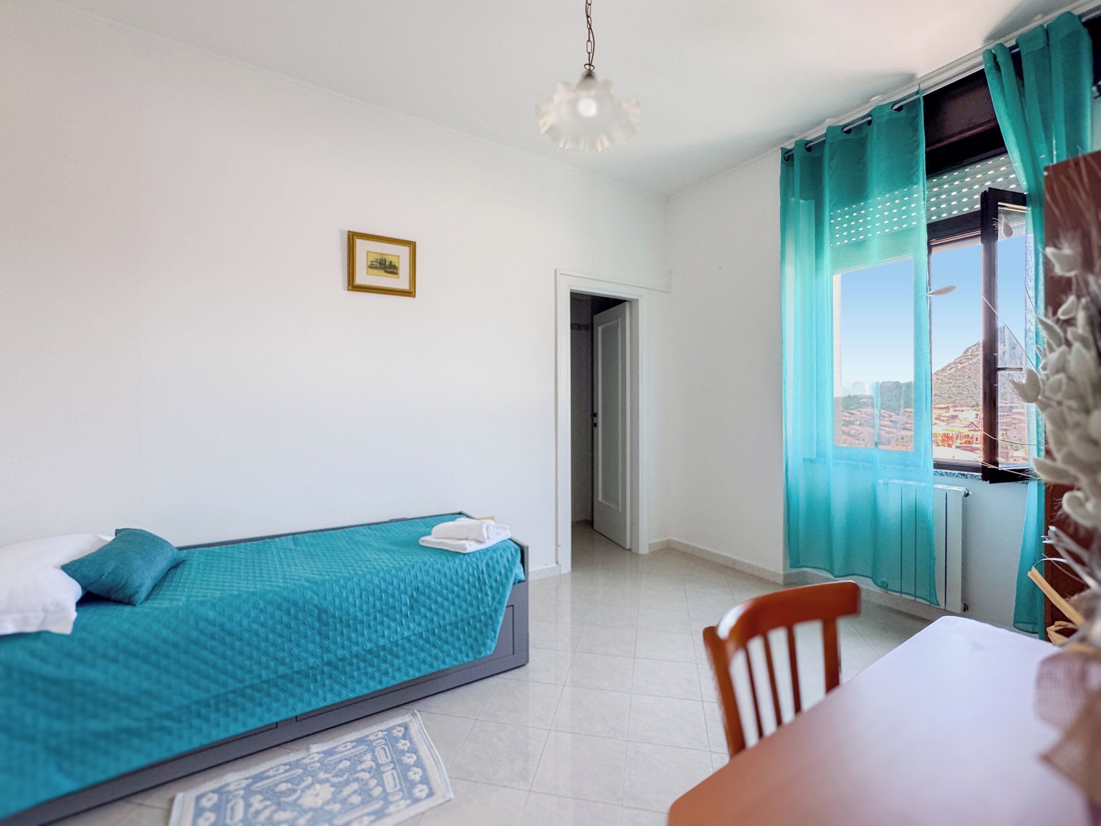 Enkeltrom – superior, byutsikt | Memory foam-senger, skrivebord og skrivebord for bærbar PC