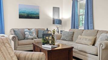 Televisión, chimenea y oficina