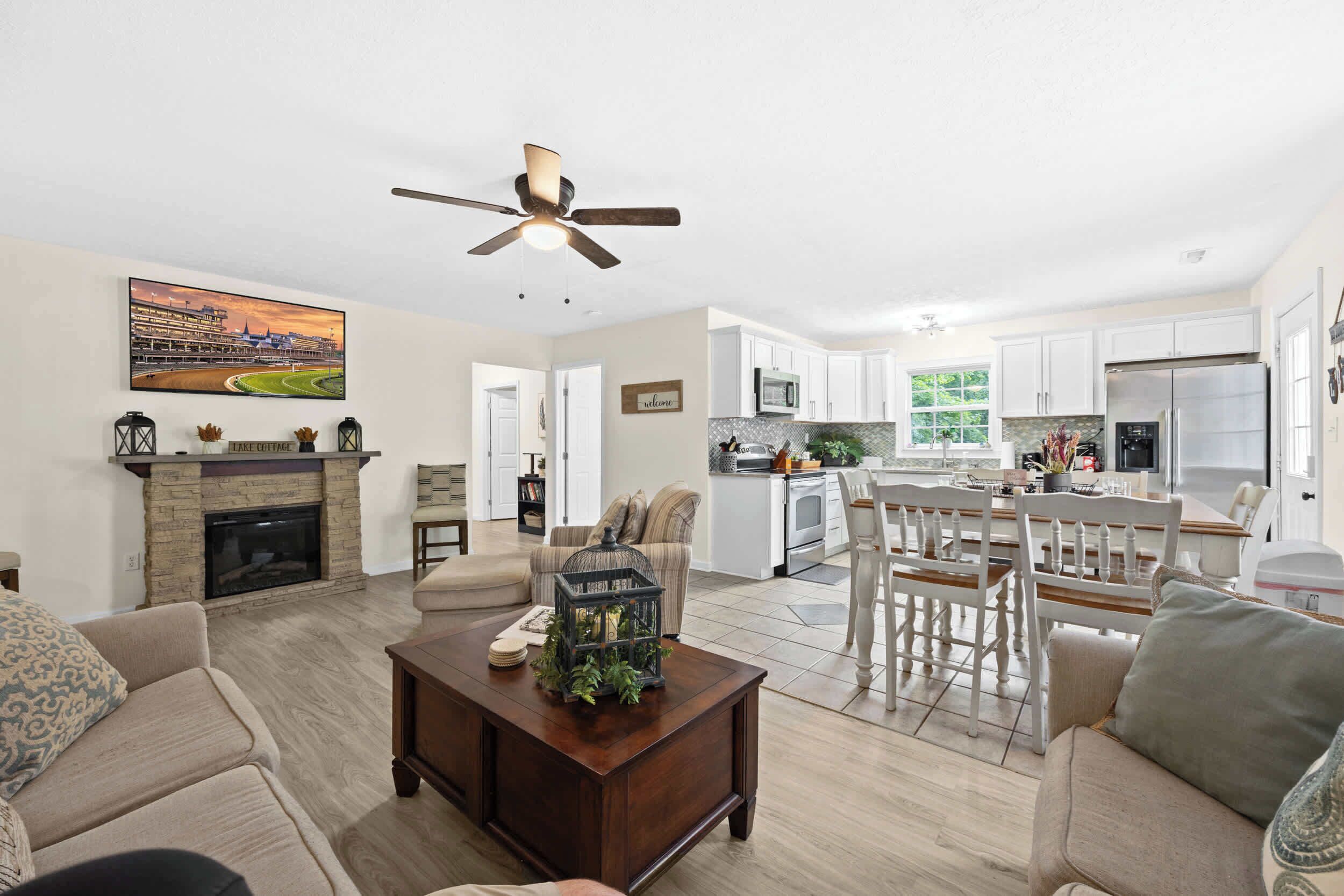 Una televisión, una chimenea, una oficina