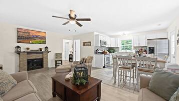 Una televisión, una chimenea, una oficina