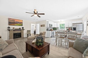 Televisie, een open haard en een kantoor