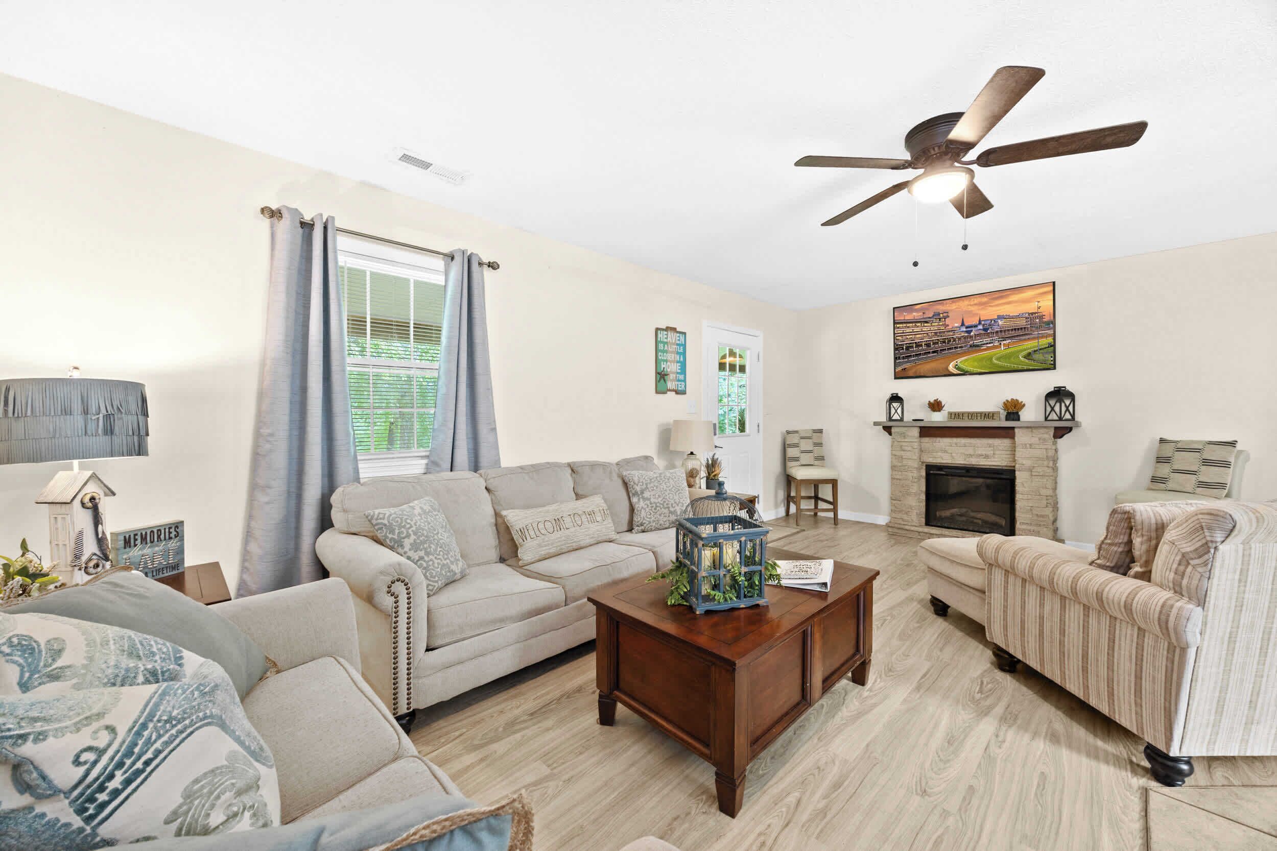 Televisio, takka, työhuone