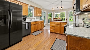 Een koelkast, een magnetron, een oven, een kookplaat