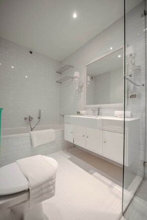 Shower, free toiletries, hair dryer, towels - Carmelo  Port BeachFront shelter in the building (Tel Aviv-Yafo)