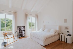 5 bedrooms, desk, iron/ironing board, WiFi