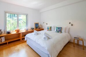 4 habitaciones, tabla de planchar con plancha, wifi y ropa de cama 
