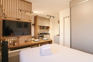 Estudio | Cortinas blackout, insonorización y tabla de planchar con plancha 