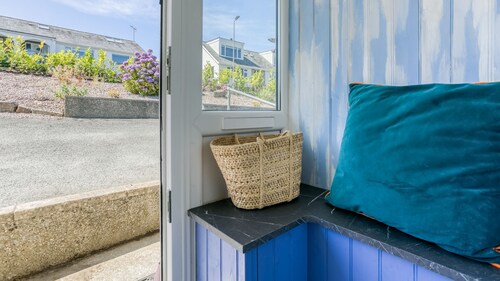 Cwmafon - sleeps 7 guests  in 3 bedrooms