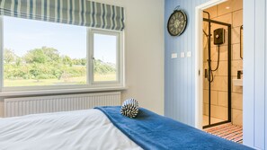 3 habitaciones, tabla de planchar con plancha y cuna de viaje