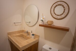 Asciugacapelli, asciugamani, sapone, carta igienica