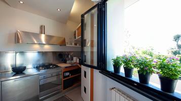 Frigorifero, microonde, forno, piano cottura