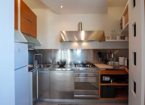 Micro-ondes, four, plaque de cuisson, lave-vaisselle