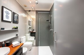 Douche, sèche-cheveux, bidet, serviettes fournies