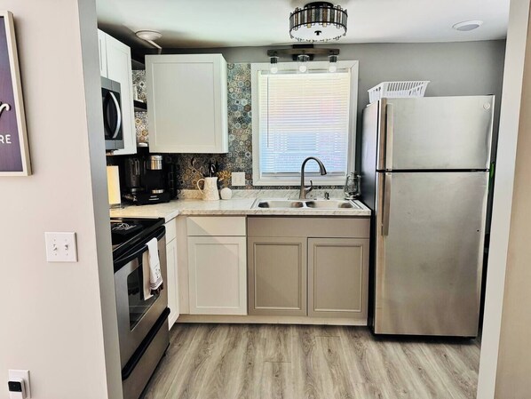 Private kitchen - Charming 1-bedroom house with WiFi, AC in nice Sumter (Sumter)