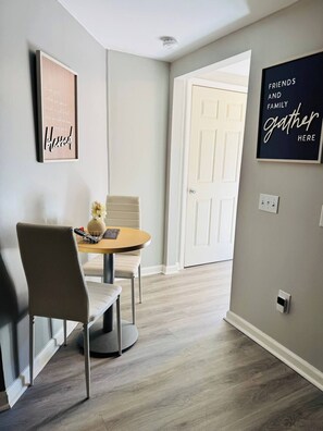 Dining - Charming 1-bedroom house with WiFi, AC in nice Sumter (Sumter)