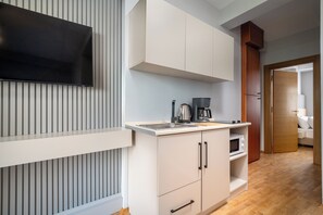 Mini-fridge, microwave, stovetop, cookware/dishes/utensils - Pia Global - Gümüşsuyu (İstanbul)