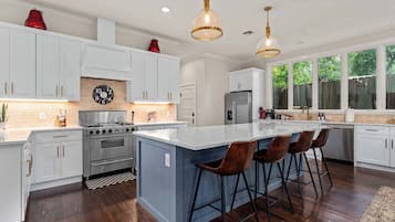 Réfrigérateur, four à micro-ondes, un four, surface de cuisson