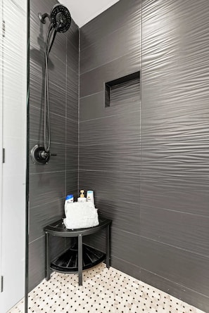 Dusche, Haartrockner, Handtücher, Shampoo