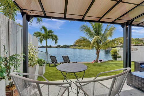 Charming lake view 3-bedroom in pleasant Fort Lauderdale