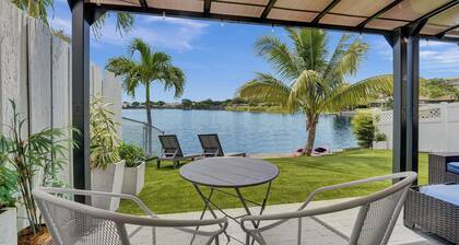 Charming lake view 3-bedroom in pleasant Fort Lauderdale
